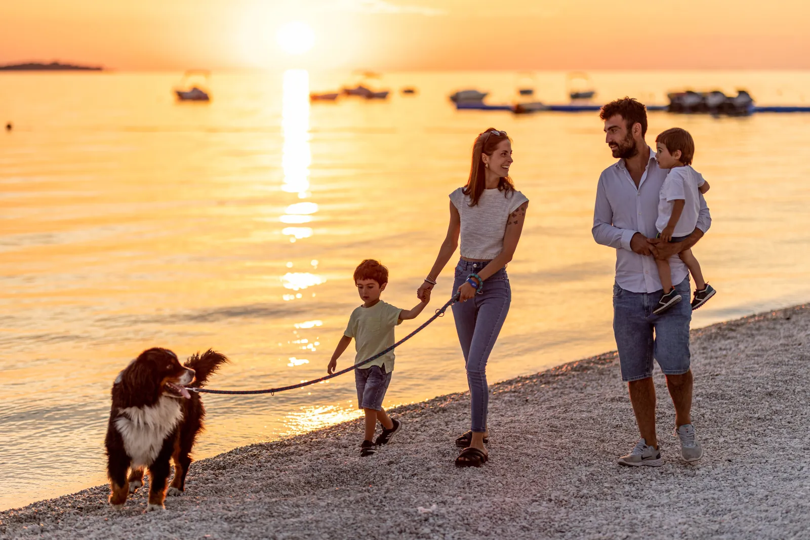 Famiglia in vacanza al tramonto sulla spiaggia