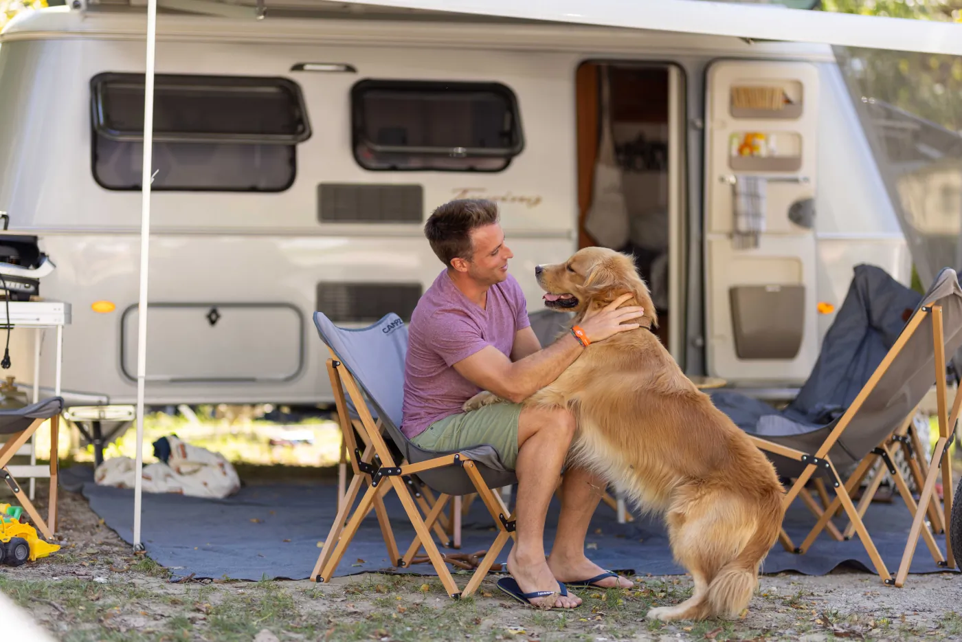 Camper con ospite e cane in piazzola