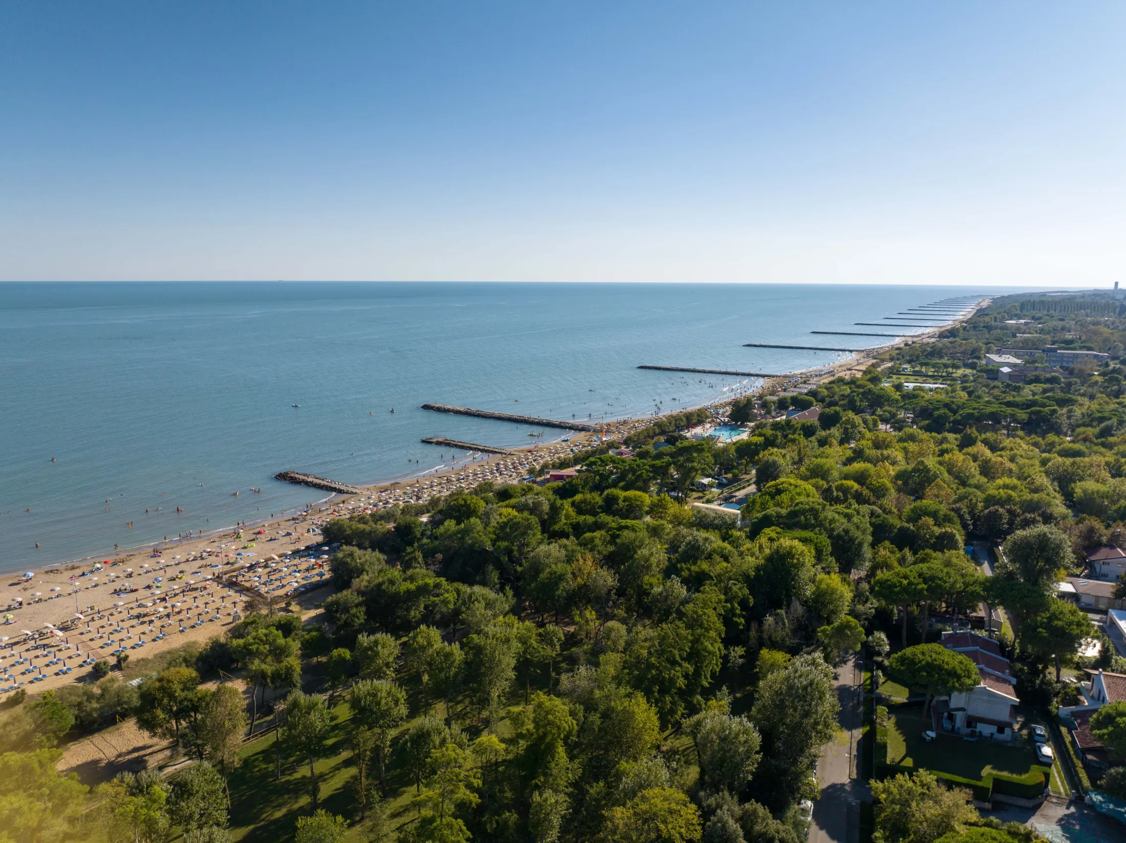 Vista aerea della costa e di un villaggio open air