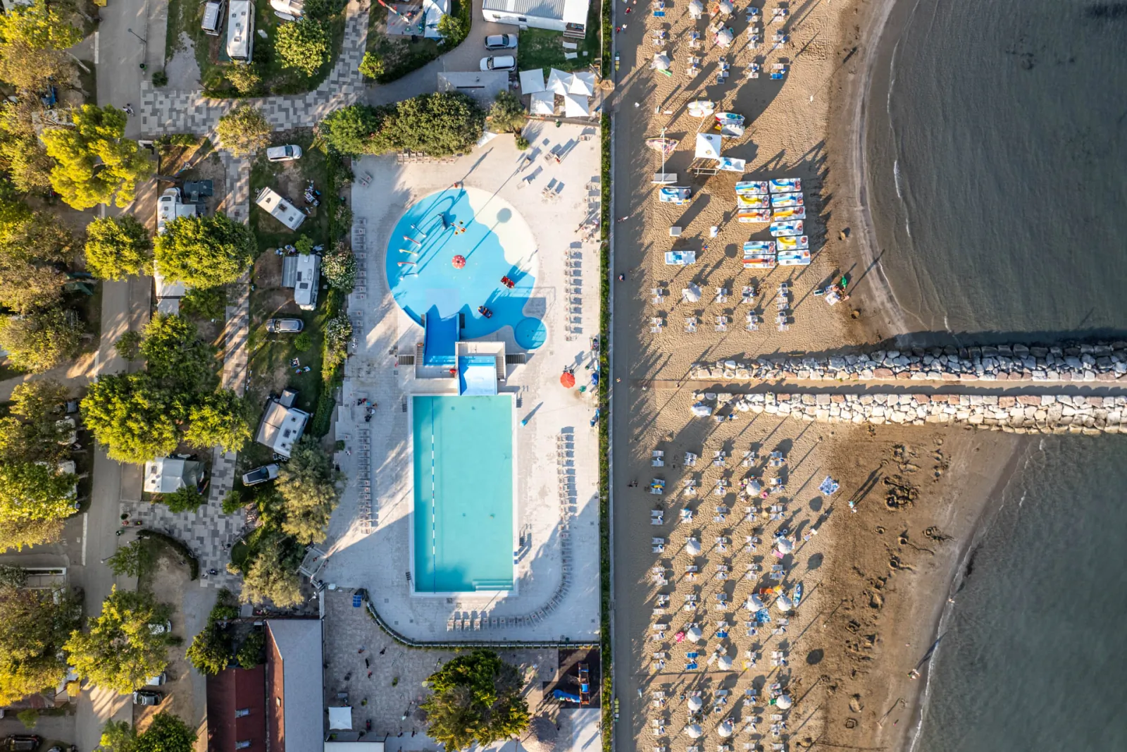 Vista dall'alto di piscina e spiaggia del villaggio